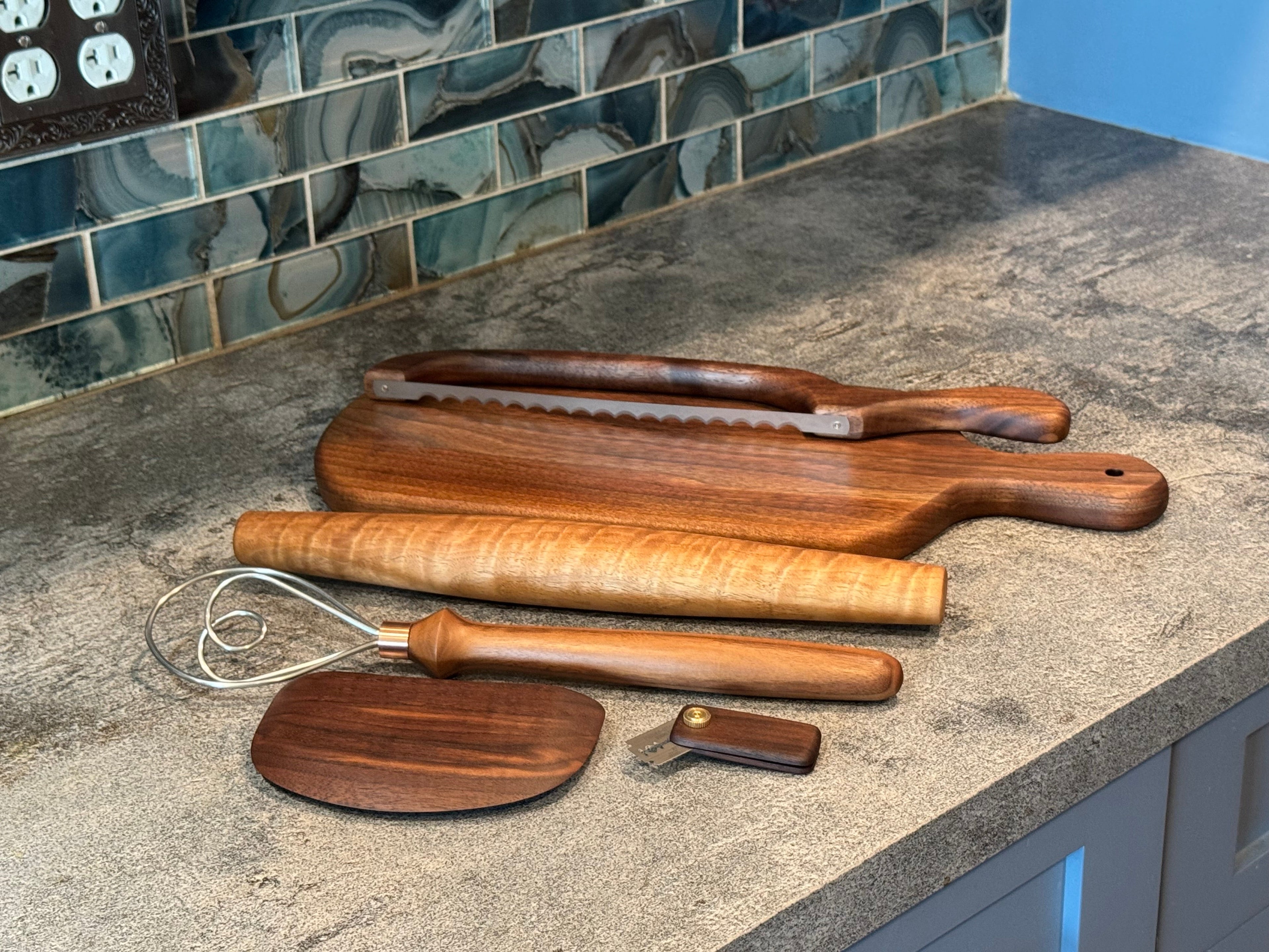 Komplettes Sauerteig-Set – Handgefertigte Backutensilien aus Walnussholz