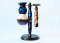 Rasierset aus Buckeye Maser – Handgefertigter Rasierhobel, 26mm Synthetik-Rasierpinsel & Ständer – Nassrasur-Set aus blauem Harz – Luxuriöses Herrenpflege-Geschenk