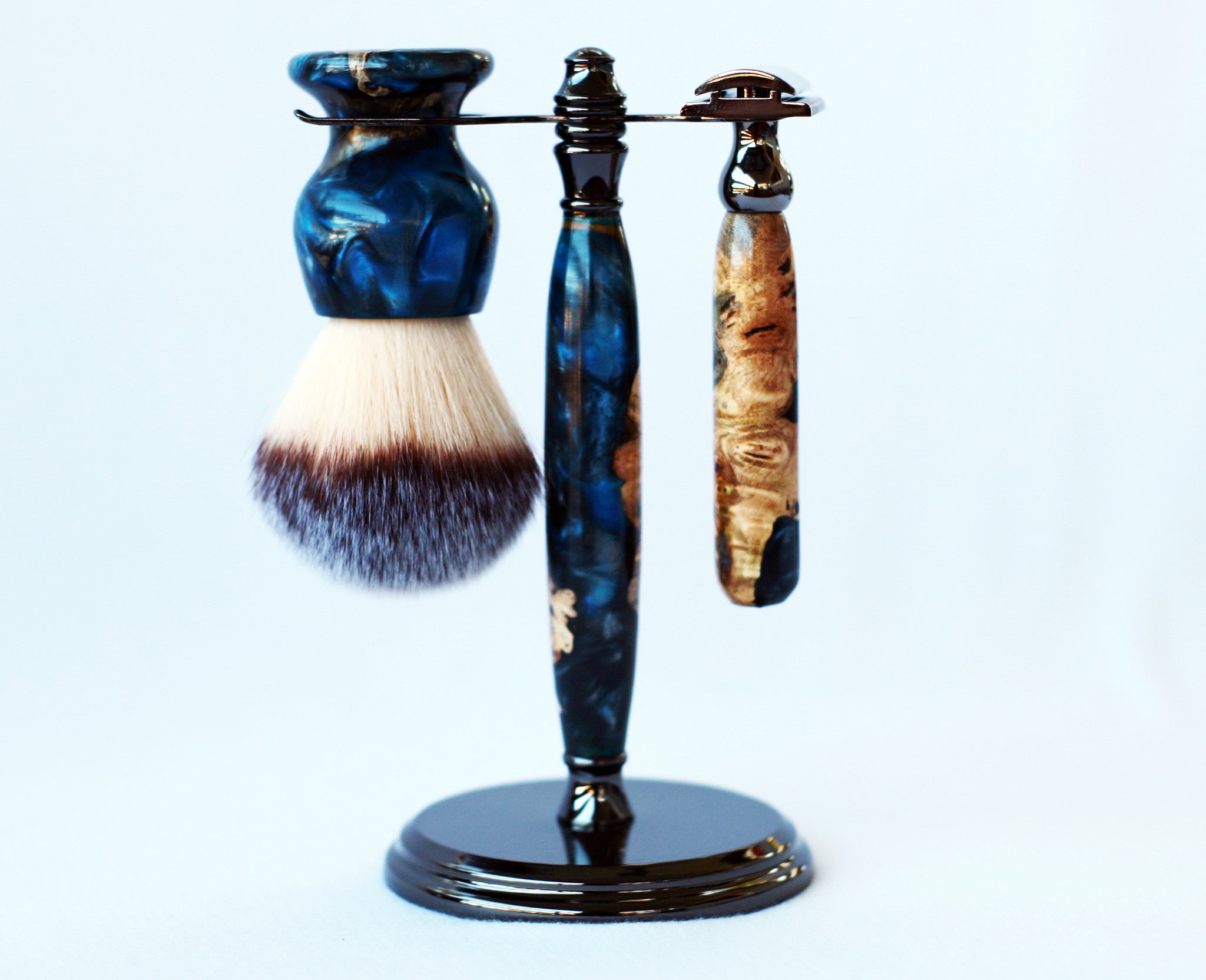 Rasierset aus Buckeye Maser – Handgefertigter Rasierhobel, 26mm Synthetik-Rasierpinsel & Ständer – Nassrasur-Set aus blauem Harz – Luxuriöses Herrenpflege-Geschenk