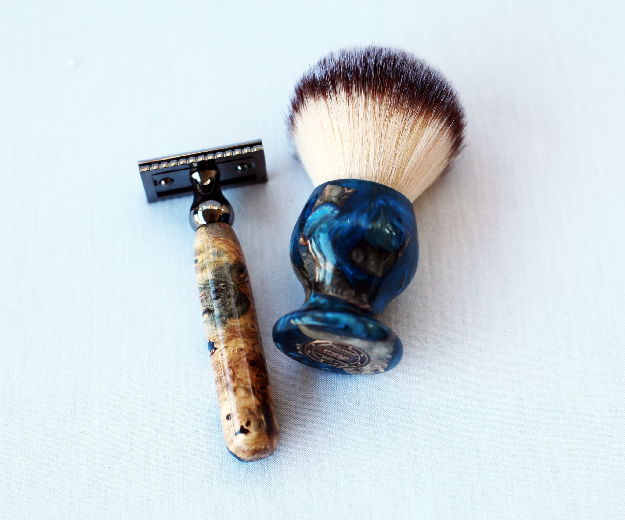 Rasierset aus Buckeye Maser – Handgefertigter Rasierhobel, 26mm Synthetik-Rasierpinsel & Ständer – Nassrasur-Set aus blauem Harz – Luxuriöses Herrenpflege-Geschenk