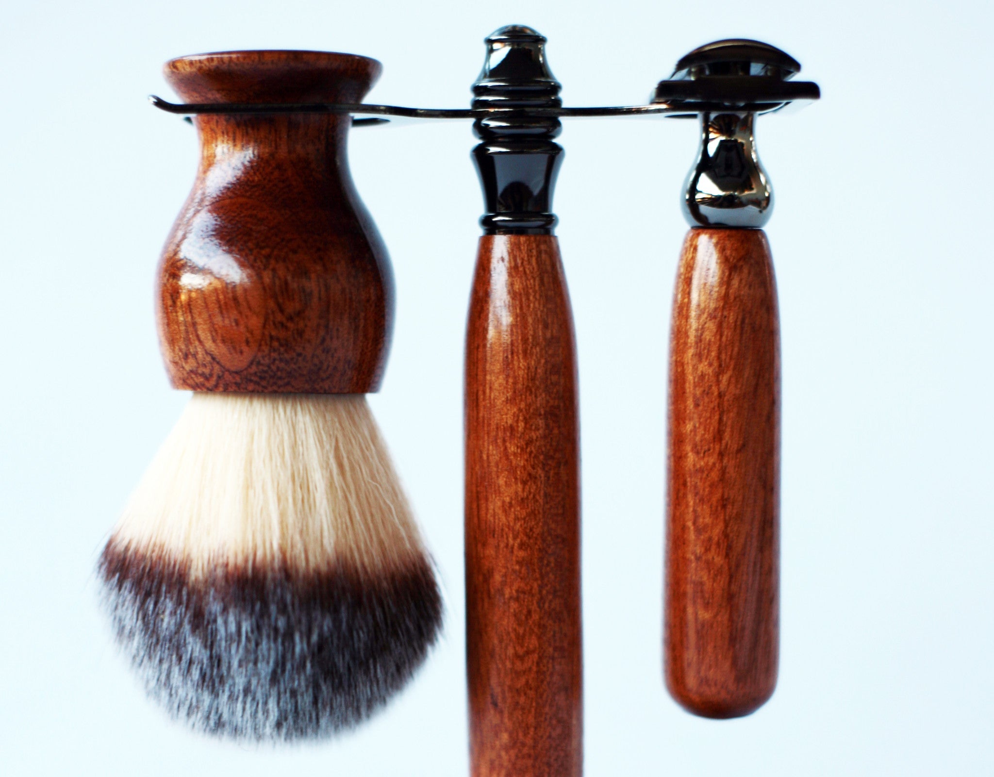 Handgefertigtes Rasier-Set aus Mahagoni mit Gunmetal-Sicherheitsrasierer, 26mm Rasierpinsel und passendem Rasierhalter