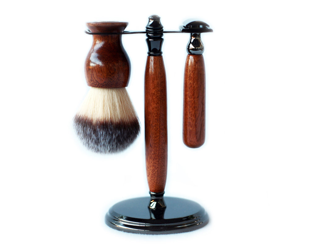 Handgefertigtes Rasier-Set aus Mahagoni mit Gunmetal-Sicherheitsrasierer, 26mm Rasierpinsel und passendem Rasierhalter