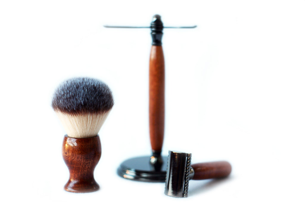 Handgefertigtes Rasier-Set aus Mahagoni mit Gunmetal-Sicherheitsrasierer, 26mm Rasierpinsel und passendem Rasierhalter