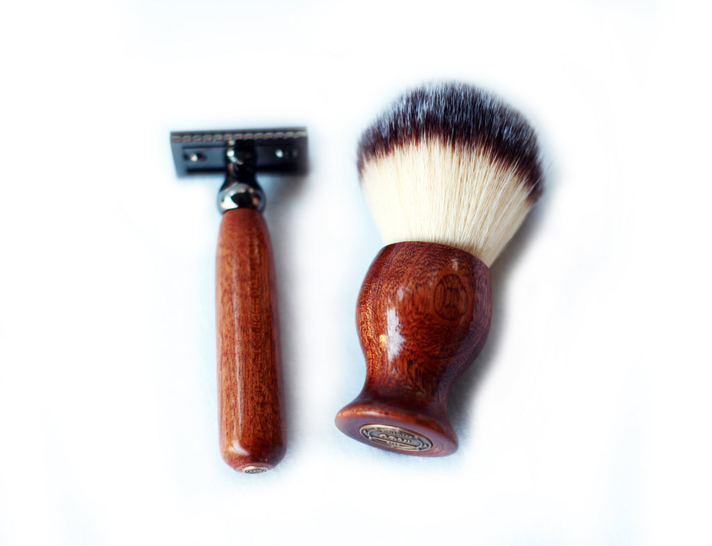 Handgefertigtes Rasier-Set aus Mahagoni mit Gunmetal-Sicherheitsrasierer, 26mm Rasierpinsel und passendem Rasierhalter