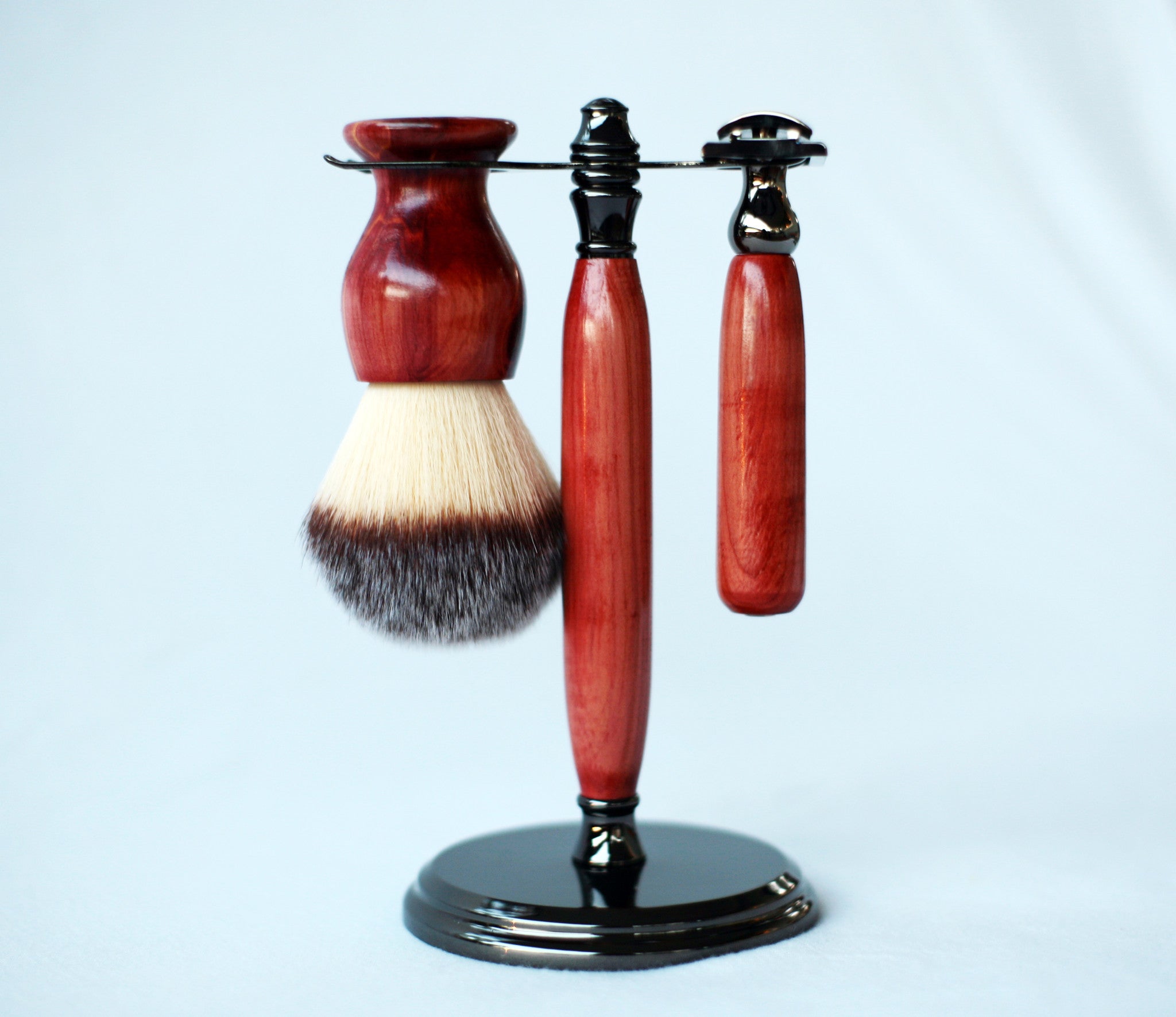 Handgefertigtes Rasier-Set aus aromatischem Rotzedernholz, Rasierhobel, 26mm Rasierpinsel und ein passender Rasierständer.