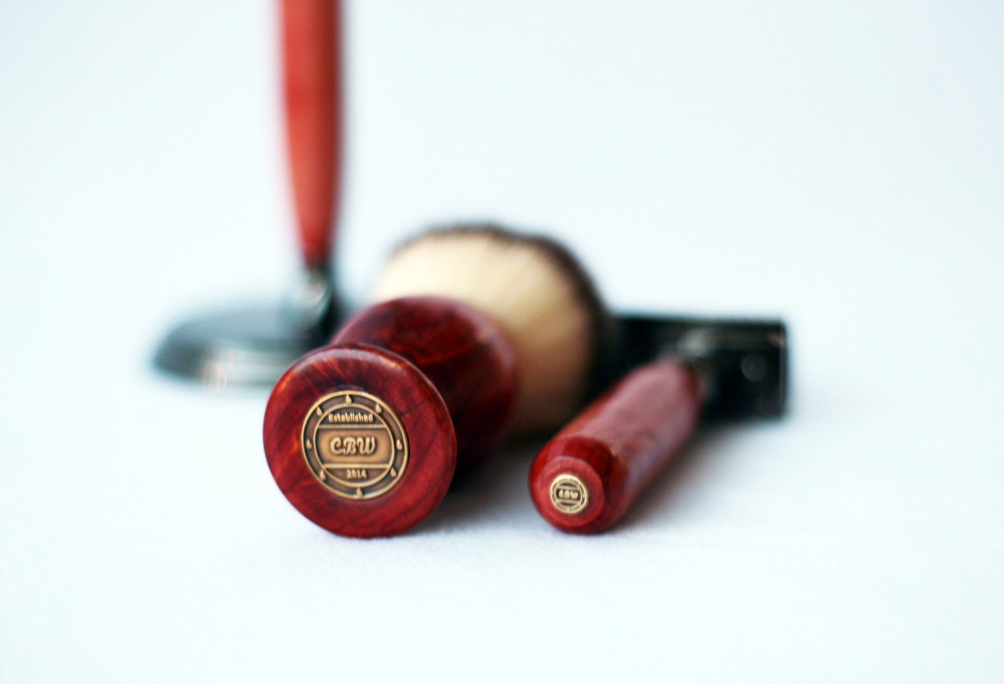 Handgefertigtes Rasier-Set aus aromatischem Rotzedernholz, Rasierhobel, 26mm Rasierpinsel und ein passender Rasierständer.