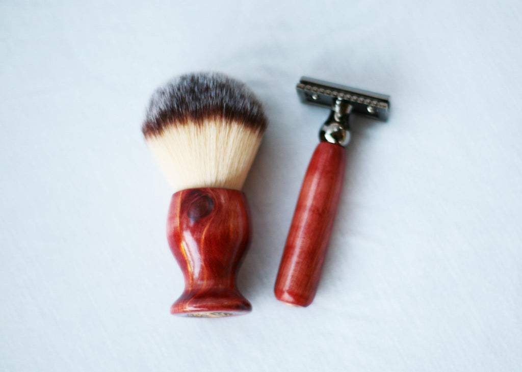 Handgefertigtes Rasier-Set aus aromatischem Rotzedernholz, Rasierhobel, 26mm Rasierpinsel und ein passender Rasierständer.