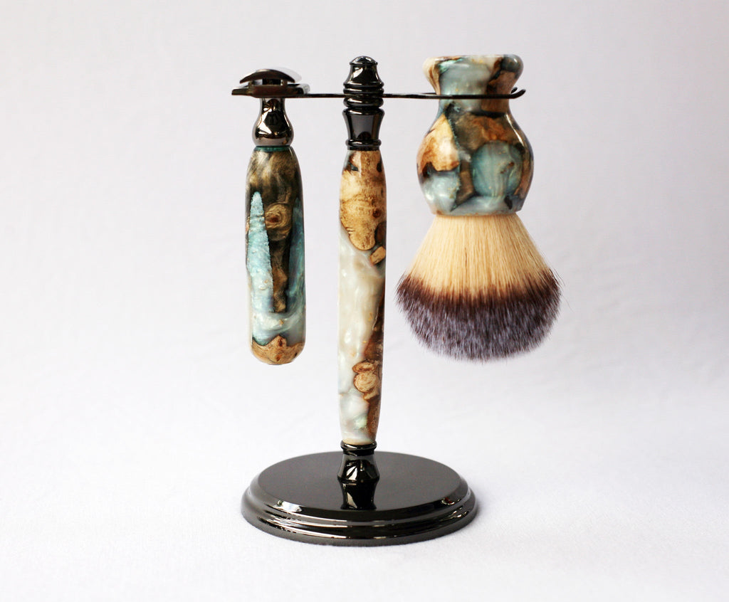 Handgefertigtes Rasierset aus Buckeye-Burl-Holz mit „Travel to Jupiter“(Perle)-Rasierhobel aus Resin, 26-mm-Rasierpinsel und passendem Rasierständer.