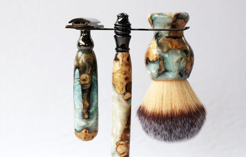 Handgefertigtes Rasierset aus Buckeye-Burl-Holz mit „Travel to Jupiter“(Perle)-Rasierhobel aus Resin, 26-mm-Rasierpinsel und passendem Rasierständer.