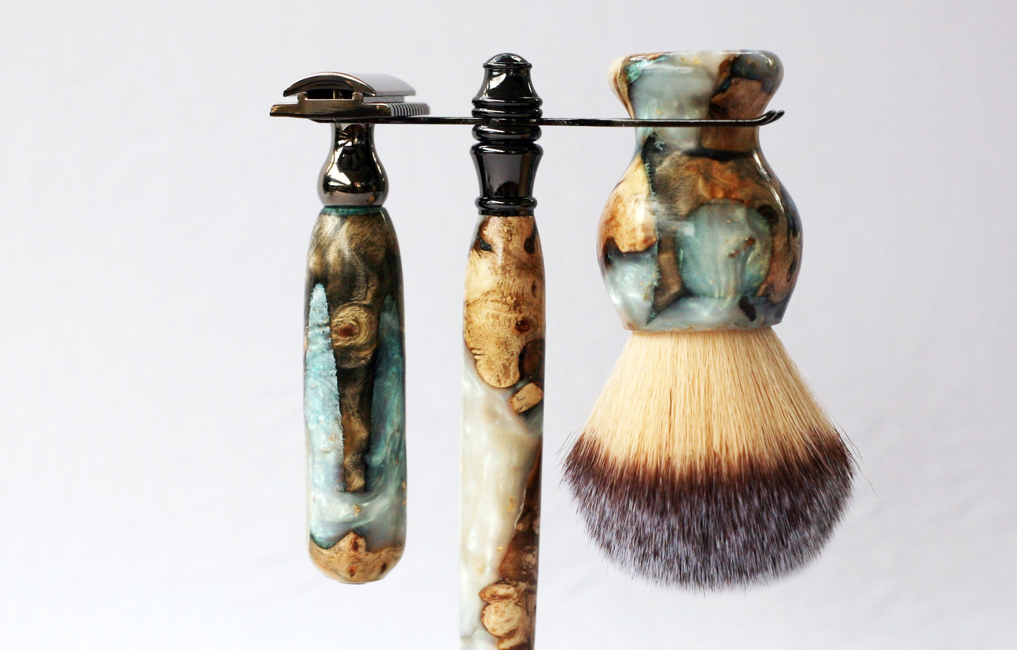 Handgefertigtes Rasierset aus Buckeye-Burl-Holz mit „Travel to Jupiter“(Perle)-Rasierhobel aus Resin, 26-mm-Rasierpinsel und passendem Rasierständer.
