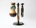 Handgefertigtes Rasierset aus Buckeye-Burl-Holz mit „Travel to Jupiter“(Perle)-Rasierhobel aus Resin, 26-mm-Rasierpinsel und passendem Rasierständer.