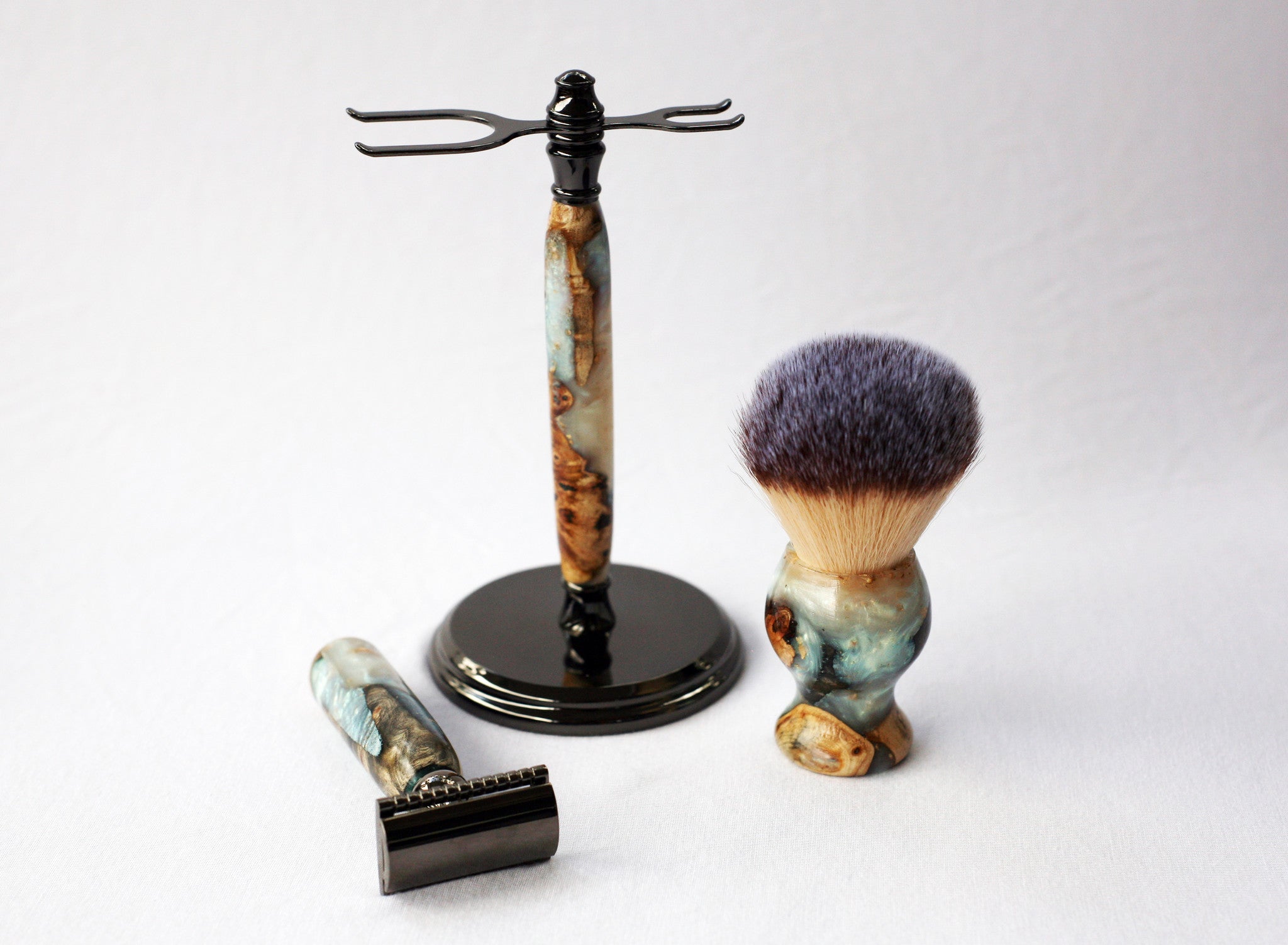 Handgefertigtes Rasierset aus Buckeye-Burl-Holz mit „Travel to Jupiter“(Perle)-Rasierhobel aus Resin, 26-mm-Rasierpinsel und passendem Rasierständer.