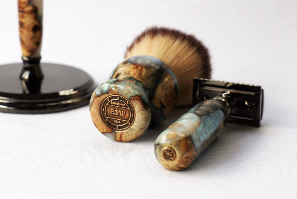 Handgefertigtes Rasierset aus Buckeye-Burl-Holz mit „Travel to Jupiter“(Perle)-Rasierhobel aus Resin, 26-mm-Rasierpinsel und passendem Rasierständer.