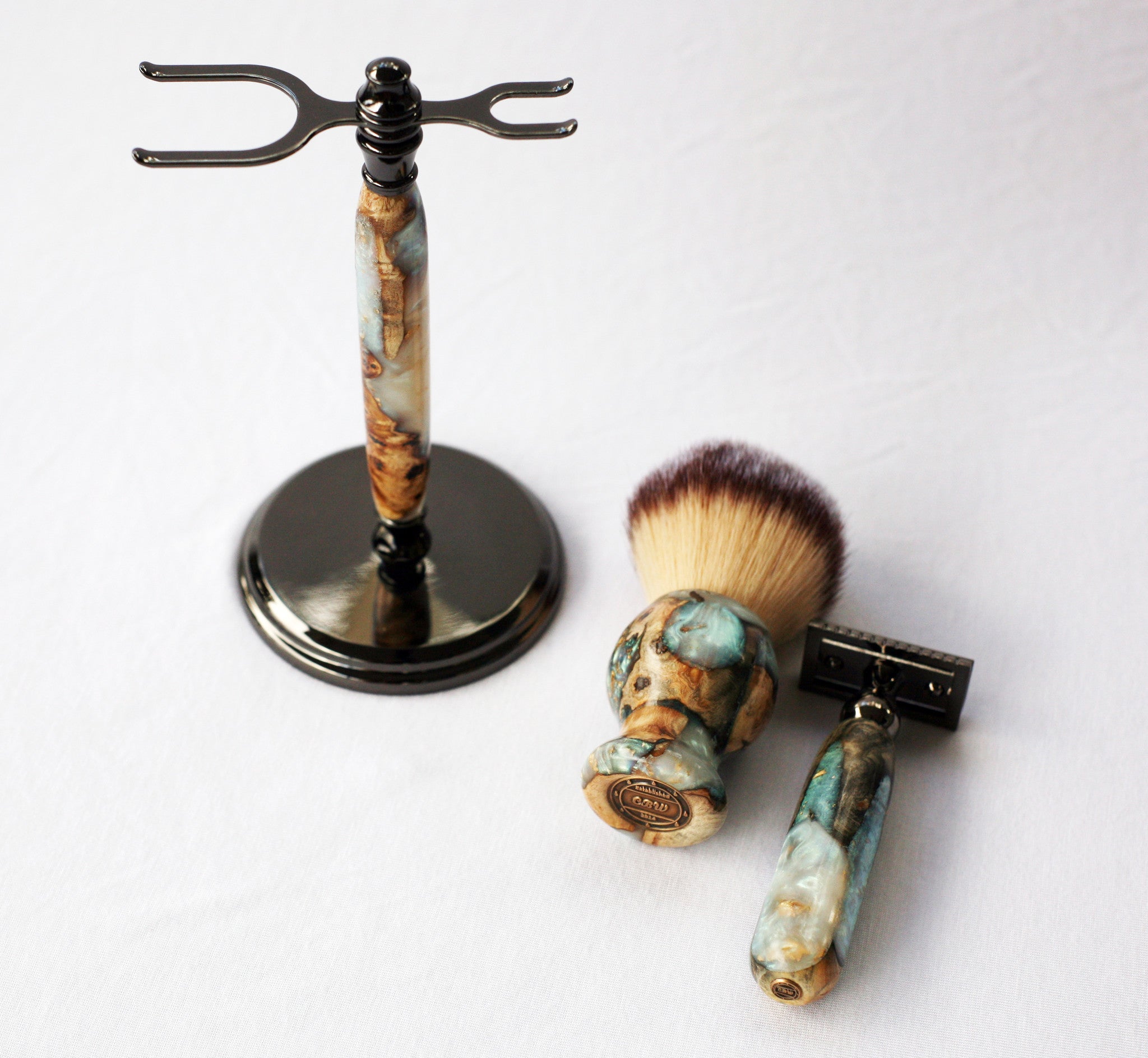 Handgefertigtes Rasierset aus Buckeye-Burl-Holz mit „Travel to Jupiter“(Perle)-Rasierhobel aus Resin, 26-mm-Rasierpinsel und passendem Rasierständer.