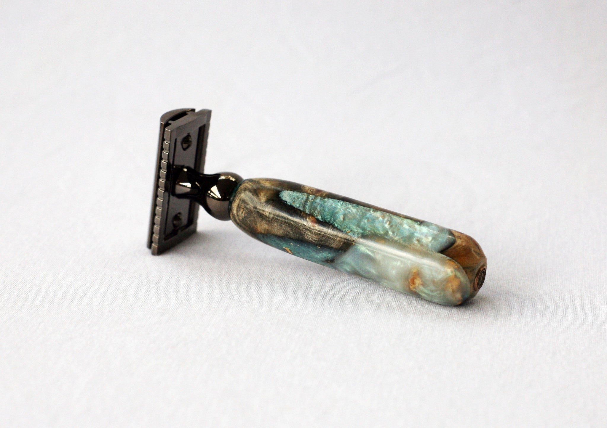 Handgefertigtes Rasierset aus Buckeye-Burl-Holz mit „Travel to Jupiter“(Perle)-Rasierhobel aus Resin, 26-mm-Rasierpinsel und passendem Rasierständer.