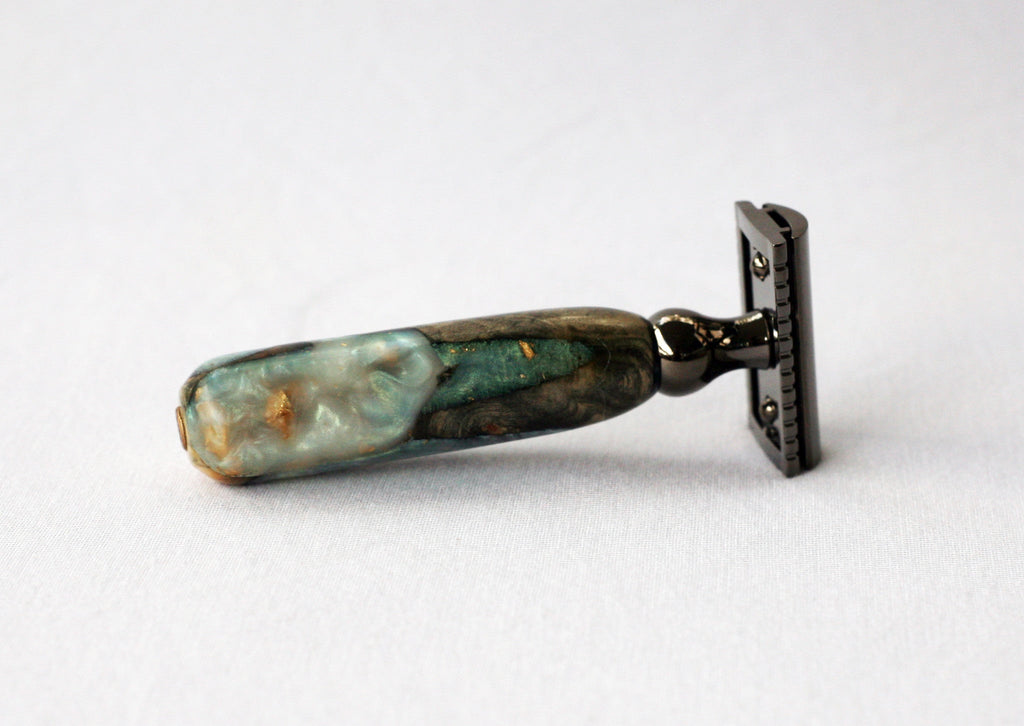 Handgefertigtes Rasierset aus Buckeye-Burl-Holz mit „Travel to Jupiter“(Perle)-Rasierhobel aus Resin, 26-mm-Rasierpinsel und passendem Rasierständer.