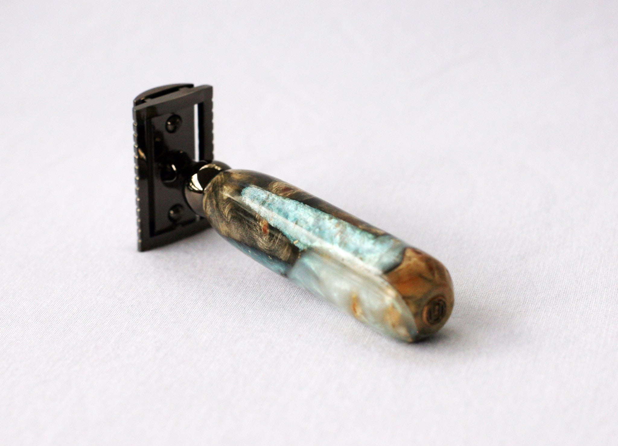 Handgefertigtes Rasierset aus Buckeye-Burl-Holz mit „Travel to Jupiter“(Perle)-Rasierhobel aus Resin, 26-mm-Rasierpinsel und passendem Rasierständer.