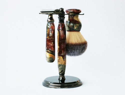 Handgefertigtes Rasierset aus Buckeye-Maserholz mit „Chamäleon“-Harz-Rasierhobel, 26-mm-Rasierpinsel und passendem Rasierständer.