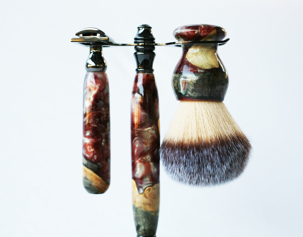 Handgefertigtes Rasierset aus Buckeye-Maserholz mit „Chamäleon“-Harz-Rasierhobel, 26-mm-Rasierpinsel und passendem Rasierständer.