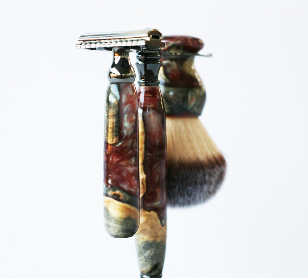 Handgefertigtes Rasierset aus Buckeye-Maserholz mit „Chamäleon“-Harz-Rasierhobel, 26-mm-Rasierpinsel und passendem Rasierständer.