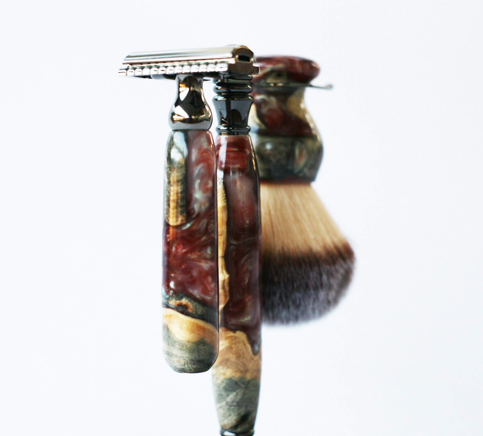 Handgefertigtes Rasierset aus Buckeye-Maserholz mit „Chamäleon“-Harz-Rasierhobel, 26-mm-Rasierpinsel und passendem Rasierständer.