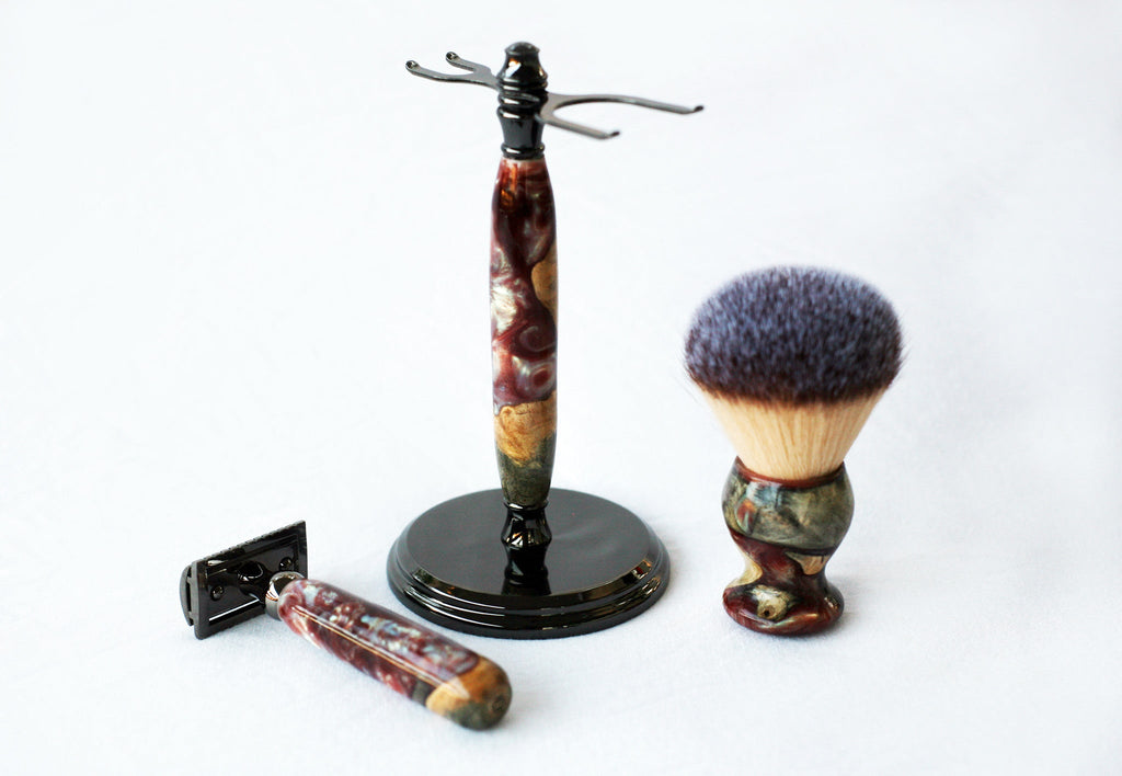 Handgefertigtes Rasierset aus Buckeye-Maserholz mit „Chamäleon“-Harz-Rasierhobel, 26-mm-Rasierpinsel und passendem Rasierständer.