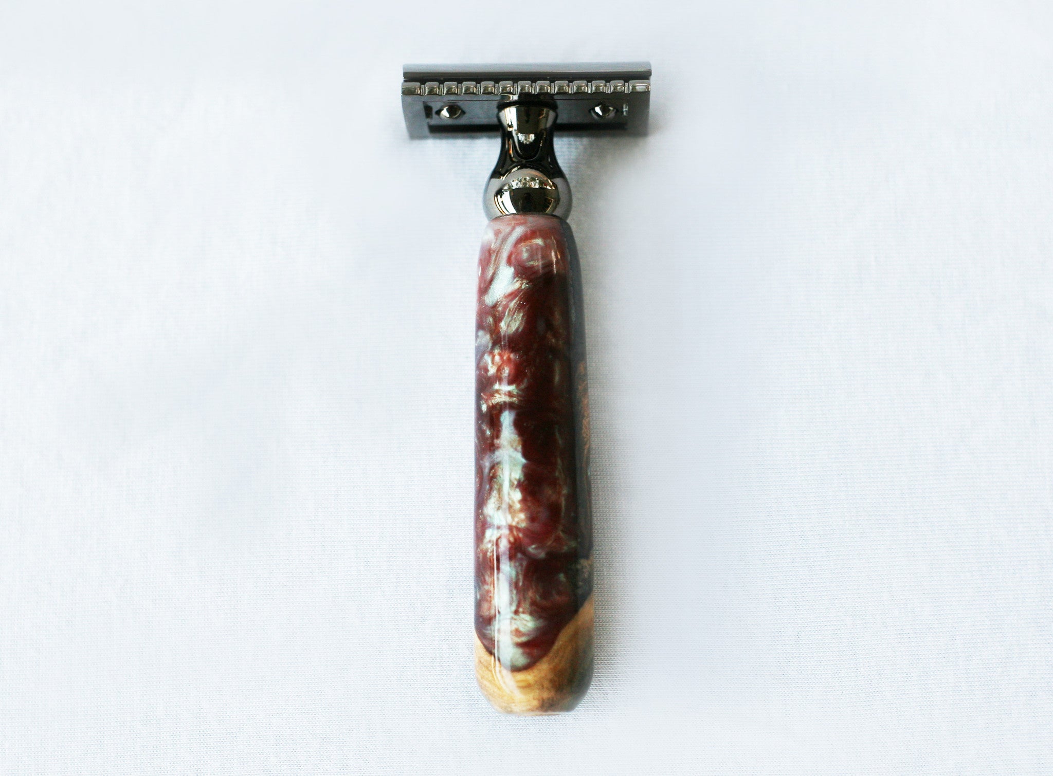 Handgefertigtes Rasierset aus Buckeye-Maserholz mit „Chamäleon“-Harz-Rasierhobel, 26-mm-Rasierpinsel und passendem Rasierständer.