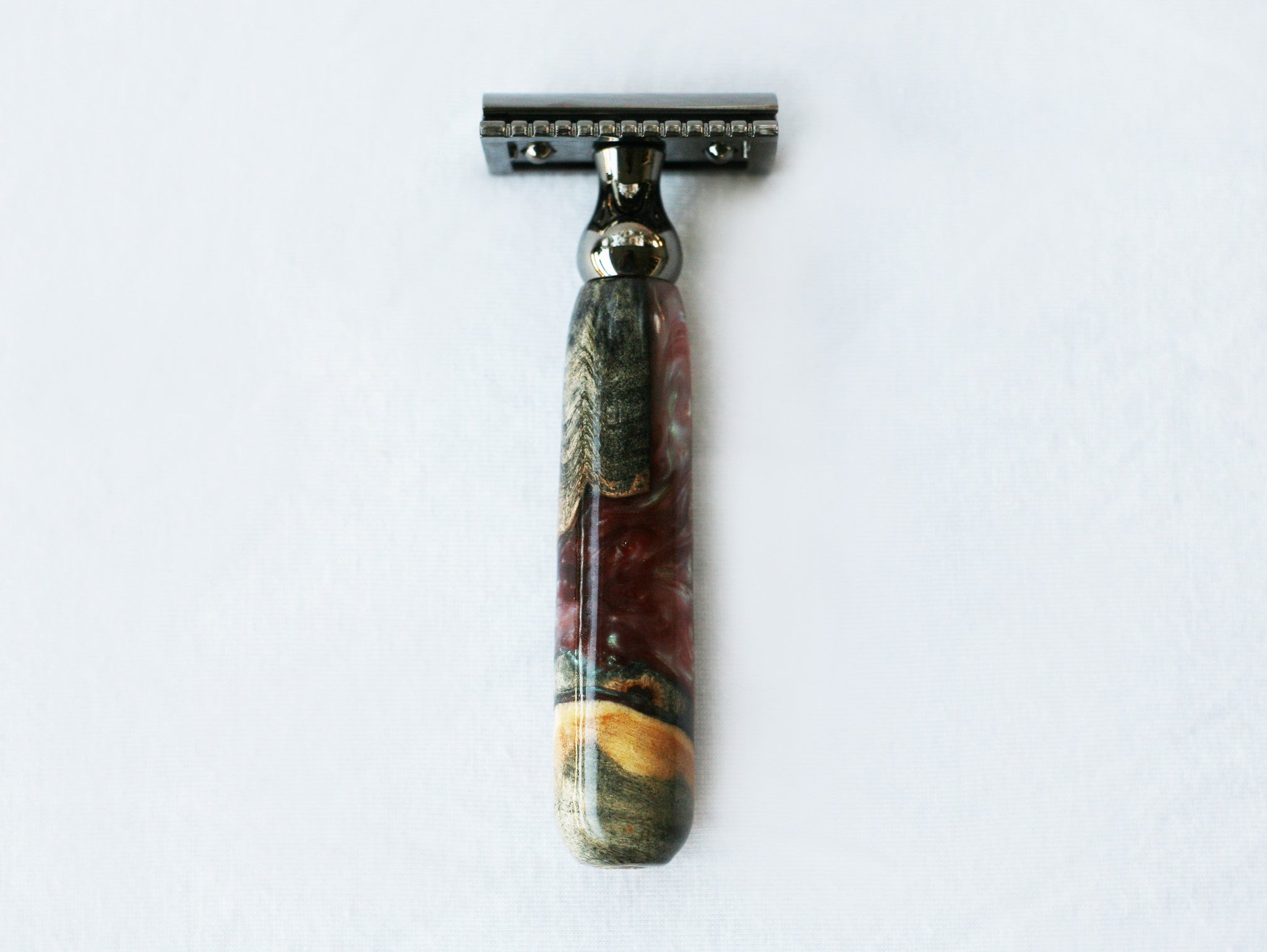 Handgefertigtes Rasierset aus Buckeye-Maserholz mit „Chamäleon“-Harz-Rasierhobel, 26-mm-Rasierpinsel und passendem Rasierständer.