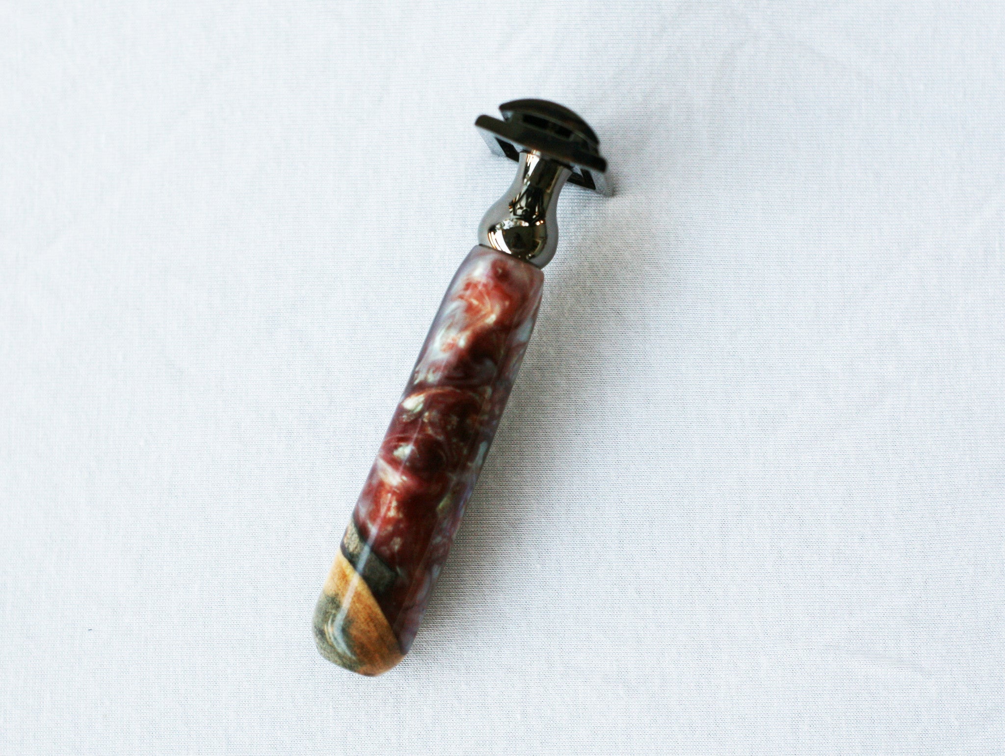 Handgefertigtes Rasierset aus Buckeye-Maserholz mit „Chamäleon“-Harz-Rasierhobel, 26-mm-Rasierpinsel und passendem Rasierständer.