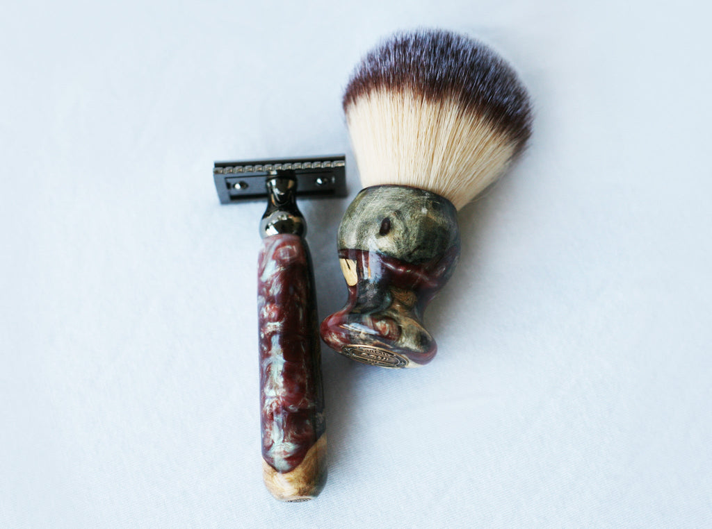 Handgefertigtes Rasierset aus Buckeye-Maserholz mit „Chamäleon“-Harz-Rasierhobel, 26-mm-Rasierpinsel und passendem Rasierständer.