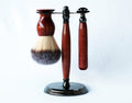 Handgefertigtes Rasier-Set aus aromatischem Rotzedernholz, Rasierhobel, 26mm Rasierpinsel und ein passender Rasierständer.