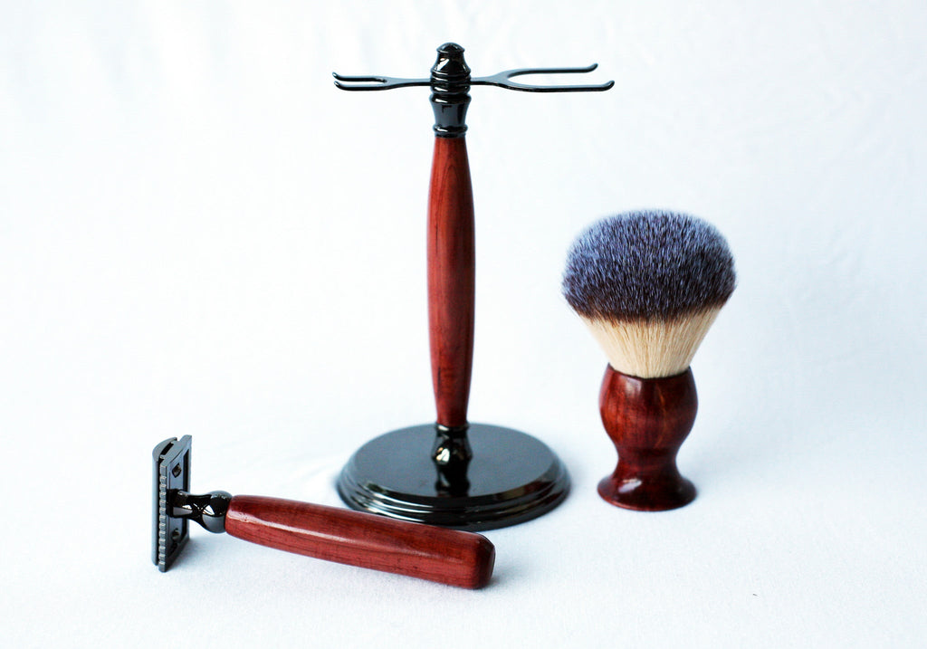 Handgefertigtes Rasier-Set aus aromatischem Rotzedernholz, Rasierhobel, 26mm Rasierpinsel und ein passender Rasierständer.