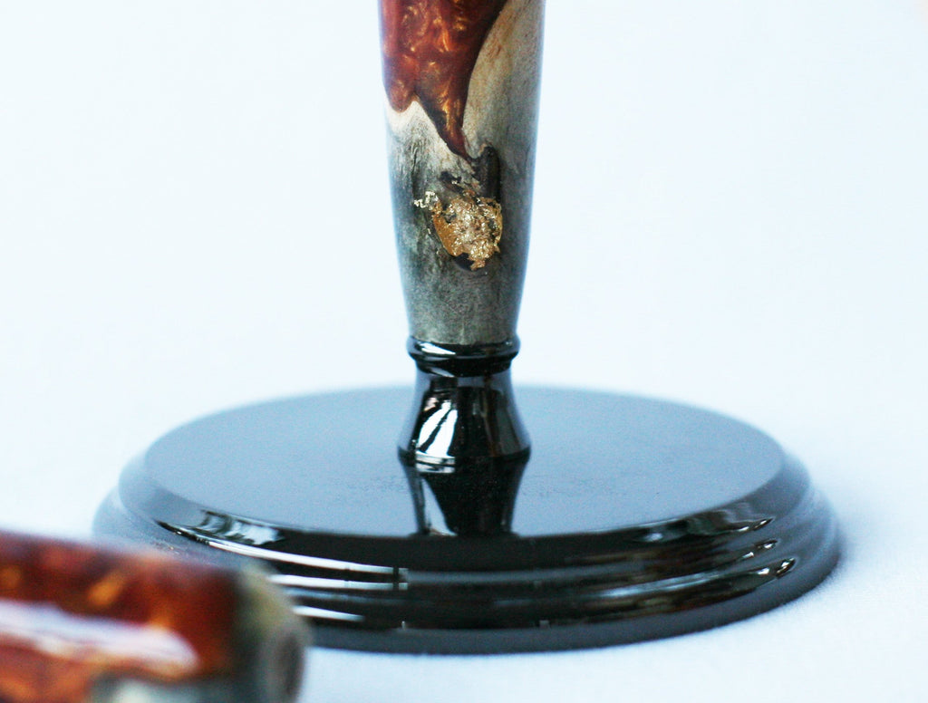 Rasierset aus Buckeye-Maserholz mit Sicherheitsrasierer aus Harz in Gold-Rot-Maserung, 26-mm-Rasierpinsel und passendem Rasierständer.